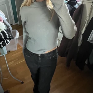 Tröja med polo - Tunn tröja med polo krage. Så fin långärmad. Perfekt passform och modell på tröjan! Lagom stor krage så att den är väldigt bekväm. Skriv vid frågor, intresse eller fler bilder🛍 Kolla in restan av profilen jag rensar💕