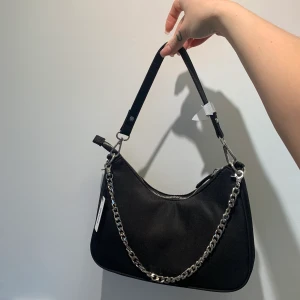 axelväska från BikBok - Aldrig använd, passar till typ allt!