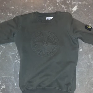 Stone island tröja - Säljer nu denna gröna stone island tröjan som jag inte längre vill ha. QR kod finns o skanna och den är i riktigt fint skick. Jag säljer den för bra pris men det går även o diskuteras