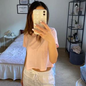 Rosa t-shirt - Jätteskön rosa t-shirt som är i bra skick då den knappt är använd. Kan mötas upp eller frakta.