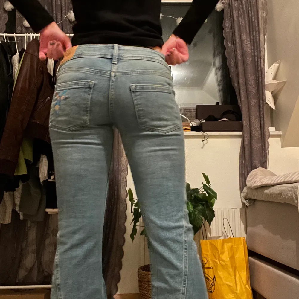 Skit snygga jeans, som tyvärr inte kommer till användning. Helt nya😇🙌🏼. Jeans & Byxor.