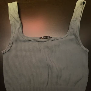 Topp  - Topp från zara, skriv vid frågor, intresse eller fler bilder ❤️❤️❤️ Allt tvättas och strycks självfallet innan det skickas!
