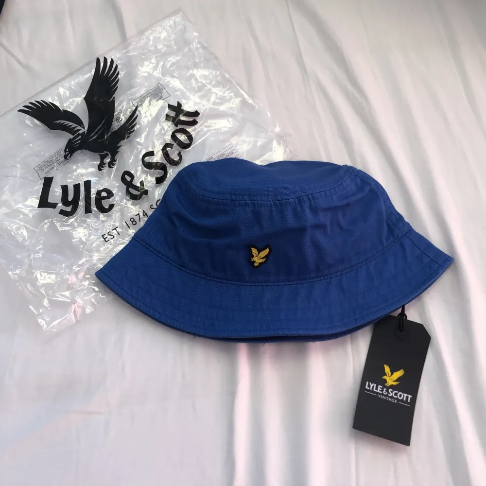 Helt ny och oanvänd bucket hat i märket Lyle & Scott. Nypris 300kr och säljer för 100kr+frakt50kr. Till för män men passar tjej också såklart.. Accessoarer.