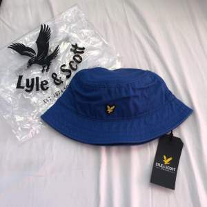 Helt ny och oanvänd bucket hat i märket Lyle & Scott. Nypris 300kr och säljer för 100kr+frakt50kr. Till för män men passar tjej också såklart.