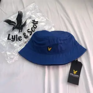 Helt ny och oanvänd bucket hat i märket Lyle & Scott. Nypris 300kr och säljer för 100kr+frakt50kr. Till för män men passar tjej också såklart.
