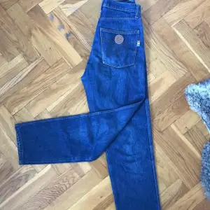 Blå jeans från Moschino. Strl i waist 26-27.