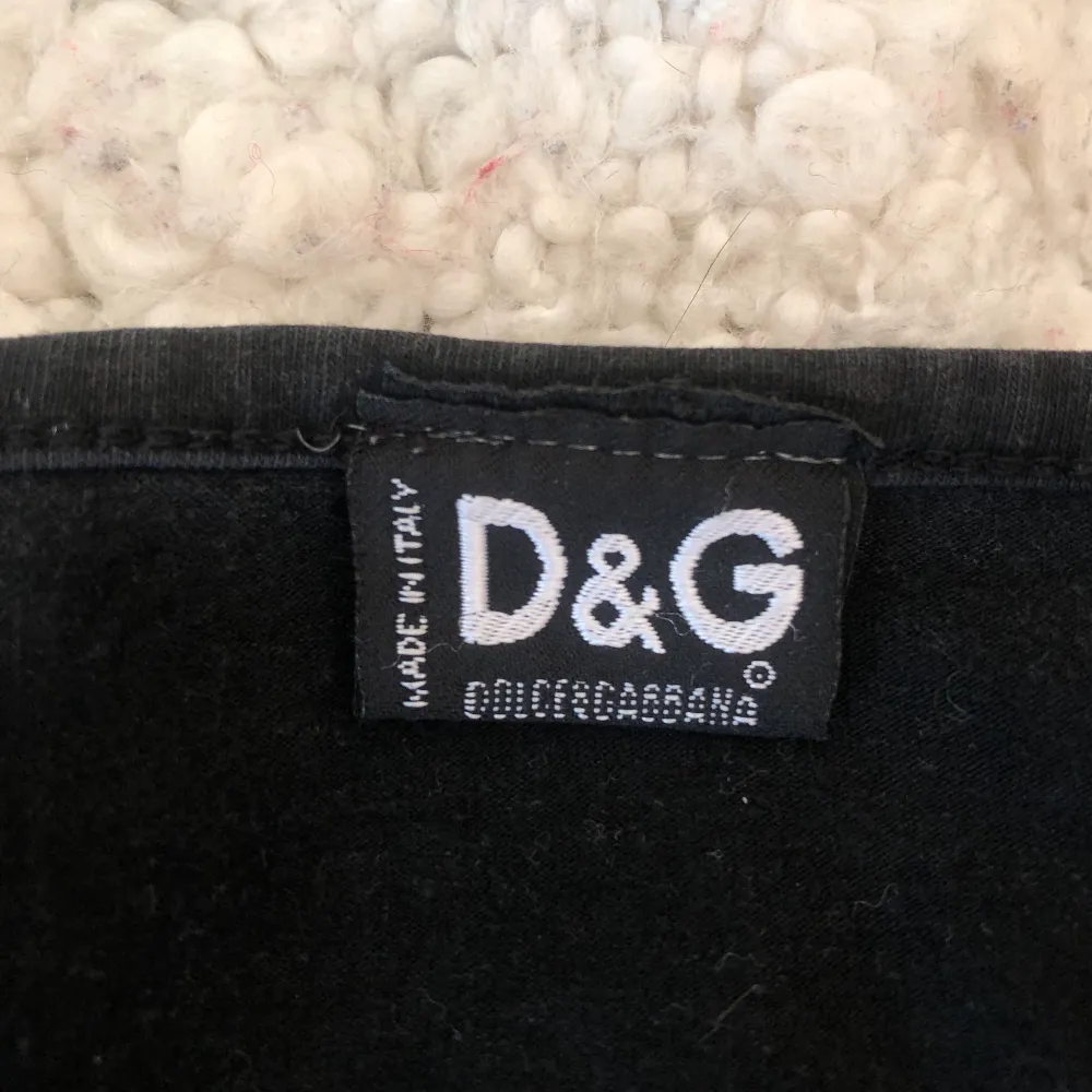 Vintage tröja från Dolce & Gabbana, köpt second hand💕 med största sannorlikhet äkta. Jättebra passform, endast använd 2 gånger av mig, 🧚🏼‍♂️💕 står att det är storlek L men passar perfekt på mig som alltid har XS/S. Små slitningar som inte syns💕. T-shirts.