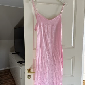 Rosa satinklänning från Zara - Som ny