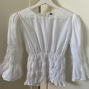 Vit topp - Vit topp från Visual Project, MQ (MarQet). Använd 2 ggr. I mycket fint skick. Kommer dessvärre inte till användning.