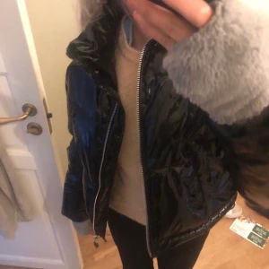 Vinter jacka i lack material  - Jätte fin inga defekter. Varm. Jag är 165 köpt för 600kr! Kommme pris förslag möts o sthlm