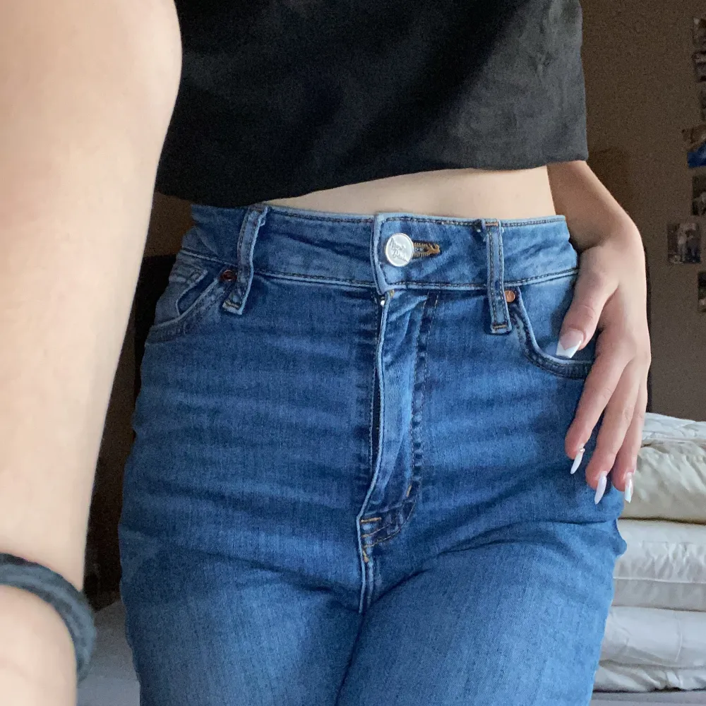 Säljer ett par jätte fina jeans från bikbok som är jätte sköna på och stretchiga. Jeansen är bara testade. Dom är för långa på mig som är 161!💕 Nypris: 500. Jeans & Byxor.