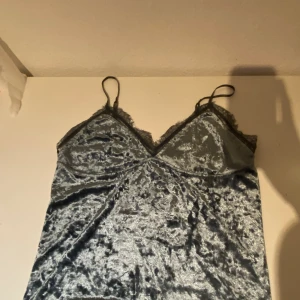 Spets och sammetslinne - Spets och sammetslinne från BikBok. Har ett litet hål vid spetsen men skulle inte säga att det syns mycket. 