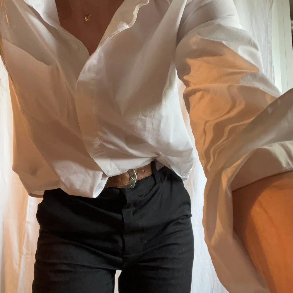 Klassisk vit skjorta från H&M. Nästan aldrig använd. Köptes för att använda på praoplats i 8an (4 år sedan) och har hängt i gaderoben sedan dess. Så gott som nyskick. Stl 40 men passar som 36. Felmärkt eller väldigt liten i storleken antar jag🤷‍♀️. Skjortor.