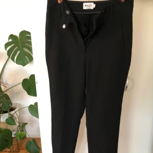 Smala kostymbyxor NA-KD 36 - Oanvända smala kostymbyxor, superfina men passar ej min storlek. 