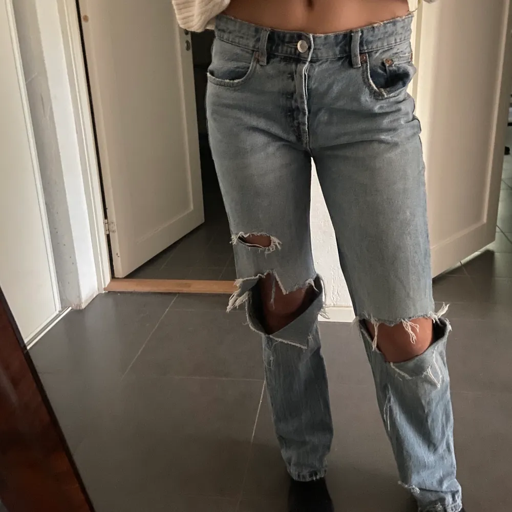 Så perfekta jeans med slitningar från zara💓 midwaist🦋. Jeans & Byxor.