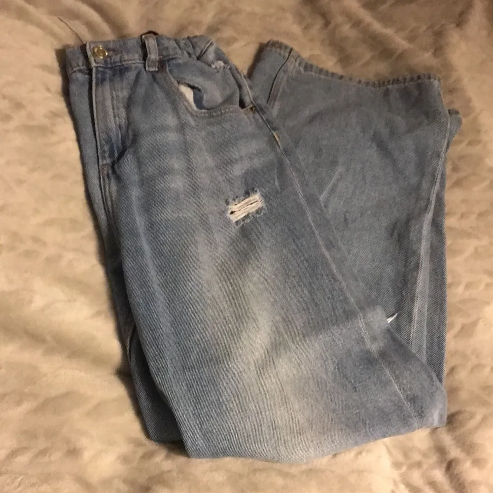 Wide leg jeans från zara med hål i knäna. Säljer pga att de är för små. Köpare står för frakten.. Jeans & Byxor.