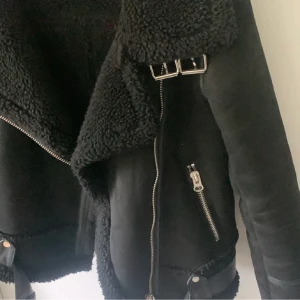 Jacka från zara - Perfekt jacka från zara, fluff på insidan och mocka på utsidan! Perfekt för hösten  En ny annons pågrund av oseriös köpare Obs!!!! Lånade bilder, enda skillnaden på jackan är bandet längst ner på utsidan som man kan knäppa på båda sidorna istället 
