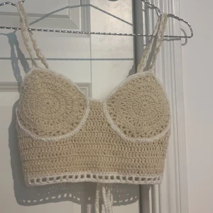 Gina tricot topp strl S  - Topp från Gina tricot som jag köpte för ett år sen, har använt 3 gånger då den är för liten för mig. Den är i bra skick då jag knappt använt den, kan vara lite tajt vid brösten och midjan annars perfekt.