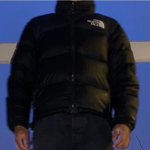 Säljer denna north face jacka nuptuse pga jag vill köpa en annan - Perfekt vinterjacka, Inga skador och sparsamt använd, storlek junior XL (S)