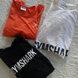 Gymshark tröjor  - Säljer fyra gymshark tröjor. Den orangea och svarta är långärmade, resterande t-shirt. Säljes tillsammans.450kr.  Alla i stl S, förutom den svarta som är i M. 