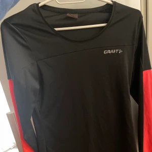 Träningströja - Långärmad träningströja med rosa ”ränder” på ärmarna