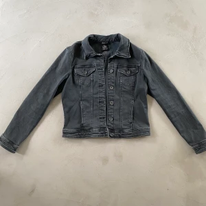 Svart jeansjacka  - Svart jeansjacka som jag köpt secondhand. På lappen står det att den är i storlek 40 men skulle snarare säga S. Köparen står för frakten💕