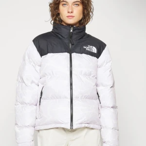 The north face  - Vit the north face 1996 retro nuptse jacka. Köptes hösten 2021 för 3500kr så endast 1 år gammal. Använd sparsamt då jag aldrig riktigt trivts i den! Jackan har inga defekter, som ny!  Skriv för fler och bättre bilder☺️