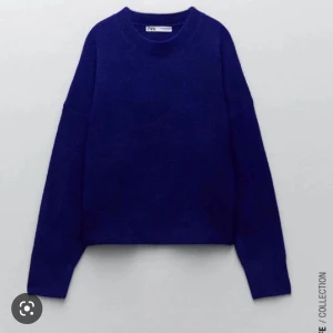 Zara stickad tröja  - Säljer en fin stickad blå tröja från zara 💕 skriv för fler bilder, högsta budet 200 o säljer direkt för 400