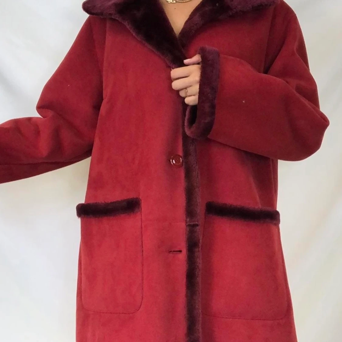 Röd kappa med fuskpäls - 90