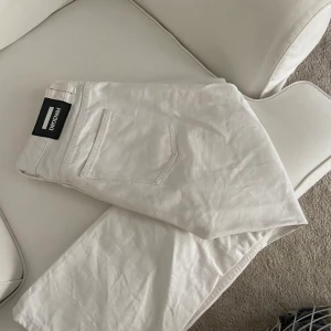 Dr.denim byxor - Dr.Denim modell: Cadell white 199  Strl 38  Använda ett fåtal gånger, säljer de dock nu då de tyvörr blivit för små för mig💔 Nypris 500 kronor