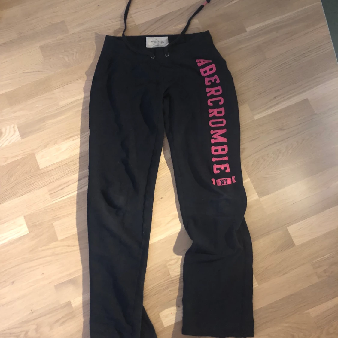 fina lågmidjade mörkblåa mjukisbyxor