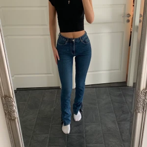 Jeans - Säljer mina fina jeans med slits, använda fåtal gånger. Strl xs/s, pris 230 köparen står för frakt💓