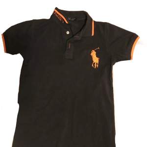 Polo T-shirt  Pris 99kr  Storlek xs  Fraktar eller möts upp i Gbg 