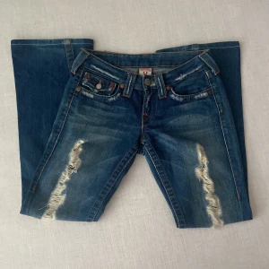 true religion jeans - sjukt fina trueys med slitningar. de är lågmidjade och bootcut