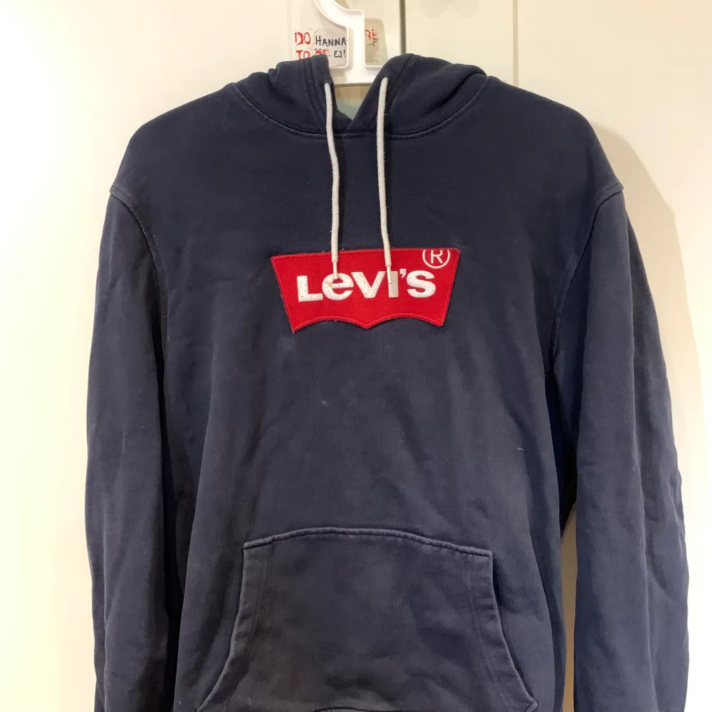 Skön Levis hoodie storlek M. Något år gammalt men inga märken eller fläckar😁. Hoodies.