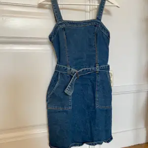 Jättesöt denimklänning från Hollister som är lite liten på mig (jag är 172 cm). Axelbandens längd går att justera. Knappt använd och har inga tydliga defekter. Funkar jättebra både som casual eller festligt plagg och under alla årstider! 💗🪴🎀