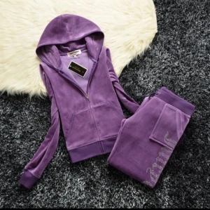 Juicy Couture  - Säljer nu detta juicy settet. Har använt det fåtal gånger, men verkligen i bra skick. 450kr+frakt för hela settet. 