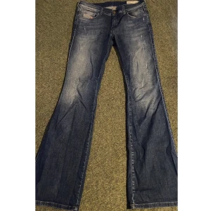 diesel bootcut jeans - diesel bootcuts från vet inte när (second hand) storlek waist 29 length 32 bra skick men använda dma om du har mer frågor
