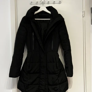 Svart jacka - snygg elegant jacka från Zara.  läderarmband i perfekt skick precis som tyget.