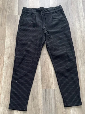 Kostymbyxa i bomull - Kostymbyxa från Only, använda fåtal gånger. Rök och djurfritt hem 
