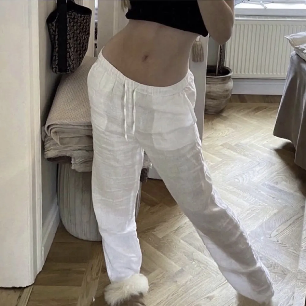 Säljer dessa snygga vita linnebyxor i storlek M från Hm Home 💕💕. Jeans & Byxor.