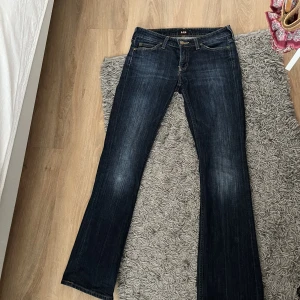 Lågmidjade lee jeans - Säljer pga att de är lite för små för mig. Jag är 168cm lång och det är på gränsen till för korta. 💕💕!priset är inkl frakt!