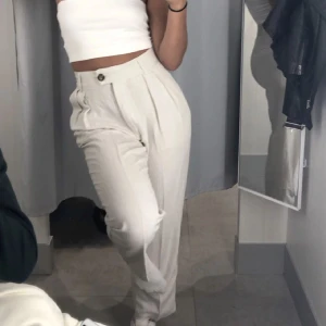 Linnebyxor från H&M - Jätte fina Linnebyxor från H&M som kan användas både låg och högmidjat. Passar dom som är under 160 cm 💕