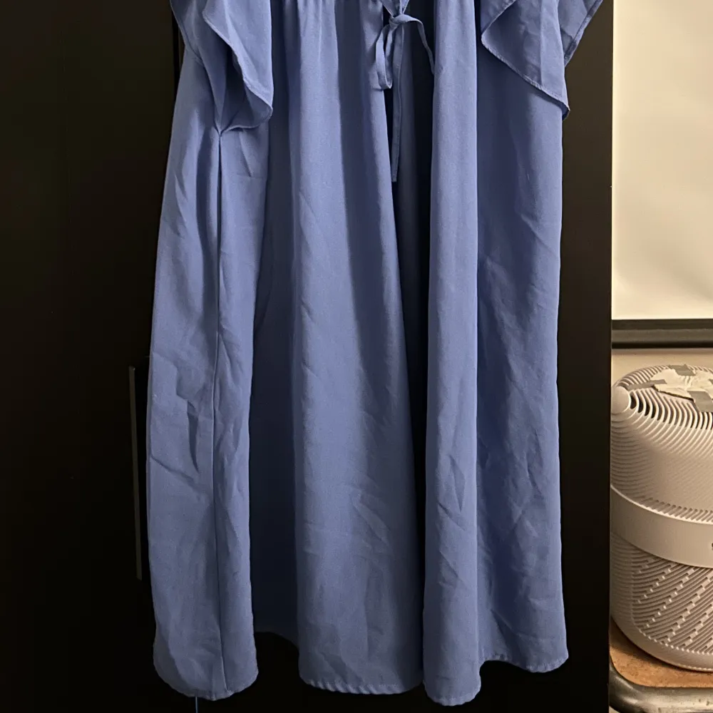 En fin blå strandklänning men som självklart går att använda till vardags också. Dock är den lite genomskinlig. Knytning i midjan. Köparen betalar frakt. . Klänningar.