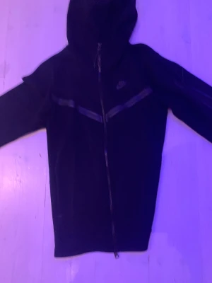 Svart nike tech fleece XS herr - Spillrans ny nike tech fleece som jag inte har använt en endaste gång. Köpt på Nike’s hemsida, kvitto finns. 