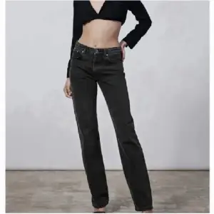 Säljer dessa super snygga mörkgråa jeans från zara. Storlek 38 och passar mig som har M. Dem är små i storleken och passar också S