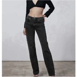 Zara jeans gråa - Säljer dessa super snygga mörkgråa jeans från zara. Storlek 38 och passar mig som har M. Dem är små i storleken och passar också S