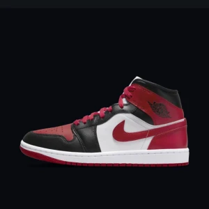 Jordans 1 mid - Säljer mina Jordans som ja köpte i october förra året som är i juni-sex eftersom dom inte kommit till så mycket andvändning. Skorna går inte att köpa längre. köpte dom för 1600kr och säljer dom för 900kr+frakt. Skorna är i bra skick som ni ser på bilderna