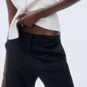 Kostymbyxor HM - Grönbeiga kostymbyxor från HM. Mycket bra skick. Nypris 299kr Storlek 36. Byxorna är ej svarta, bild lånad från hm för att visa passformen.