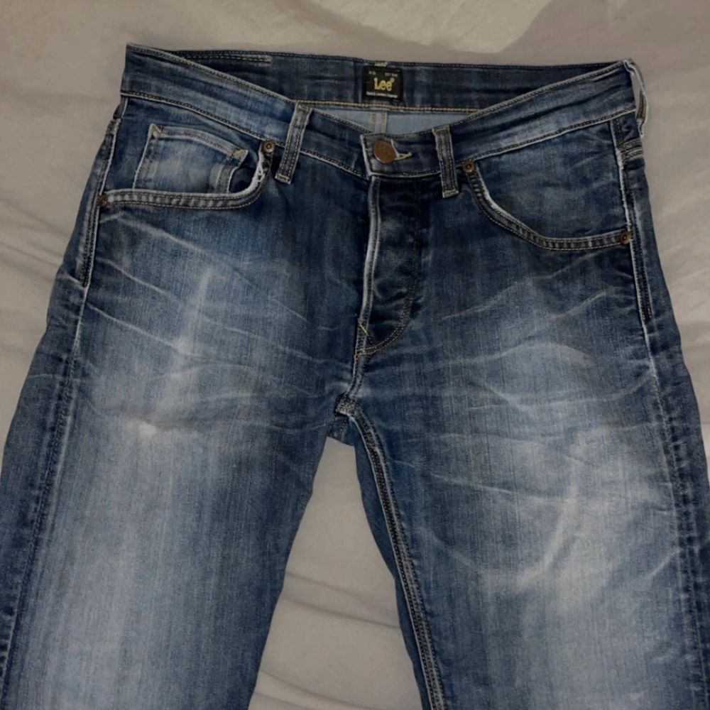 Lågmidjade jeans från lee i en rak modell, säljer då det är försmå (mycket bra skick) passar mig längdmässigt då jag är 170. Jeans & Byxor.